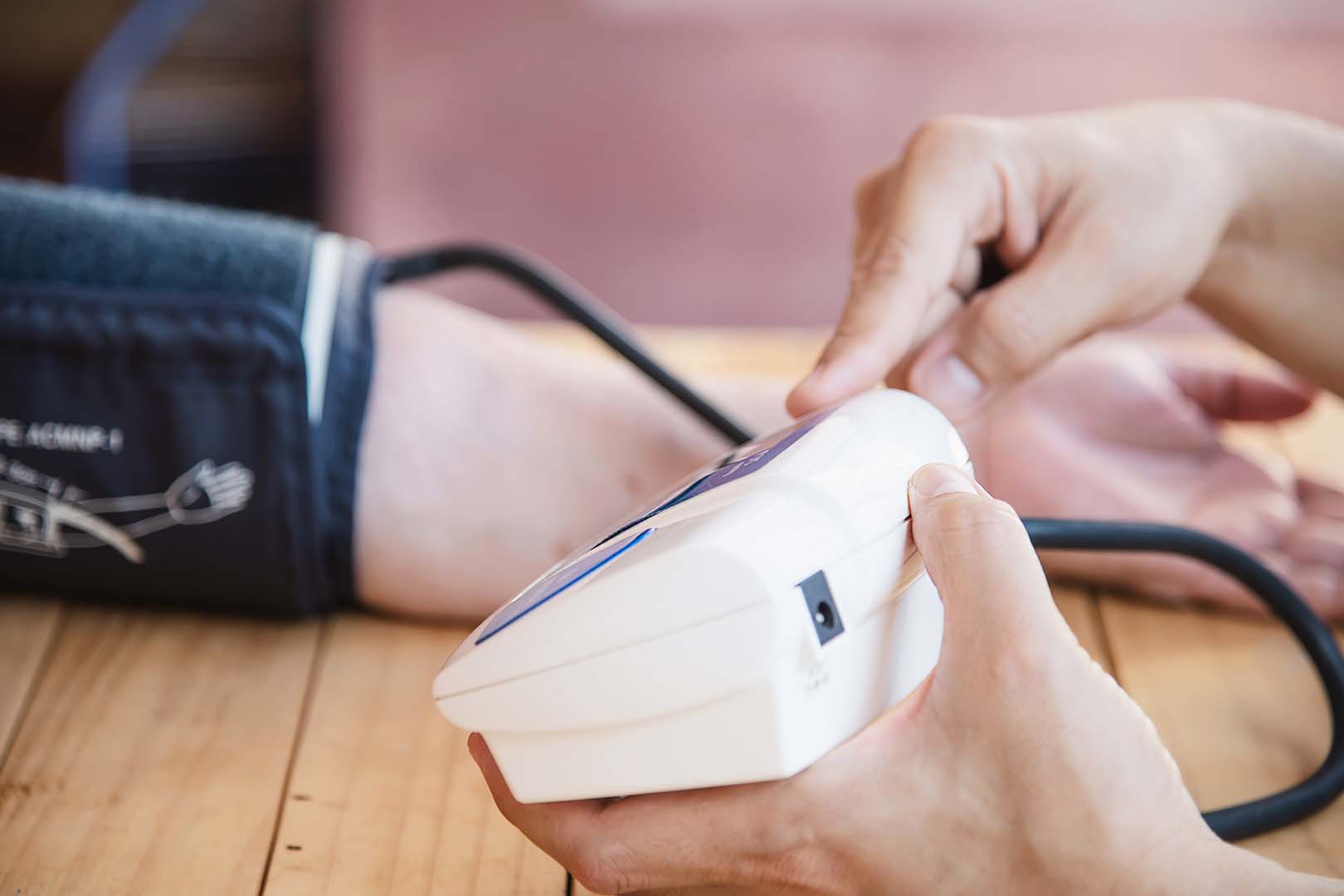 Adalat Oros: Efek Samping, Manfaat dan Dosis